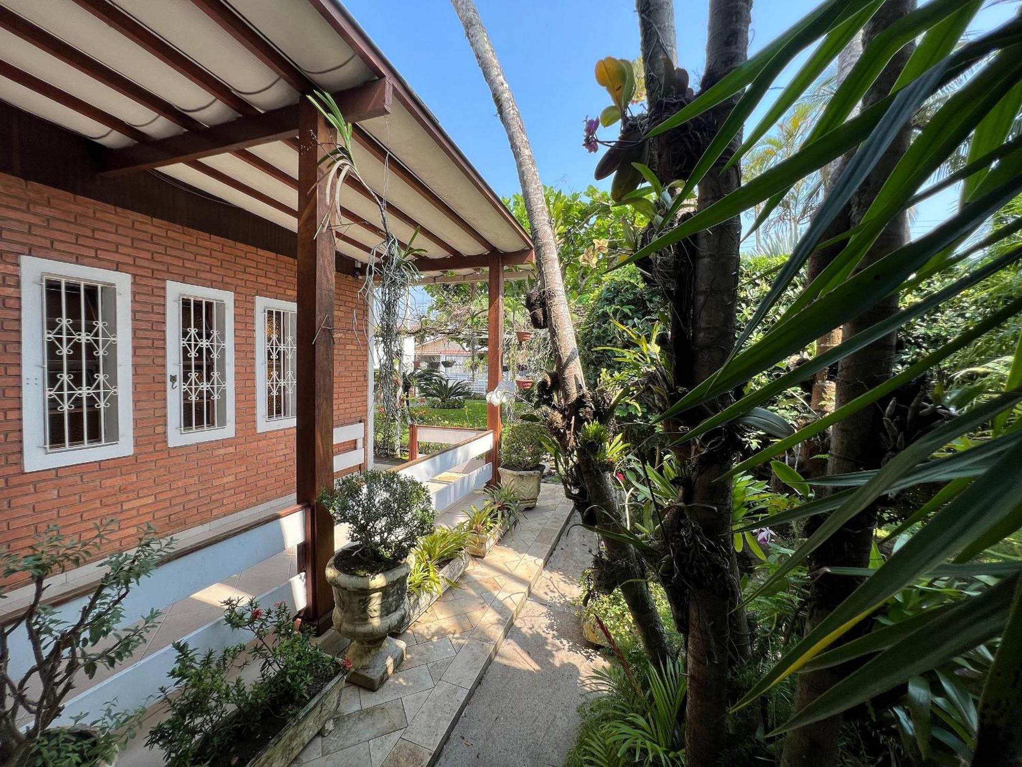 Casa agradável com piscina, a poucos passos da Praia Peruíbe Exterior foto