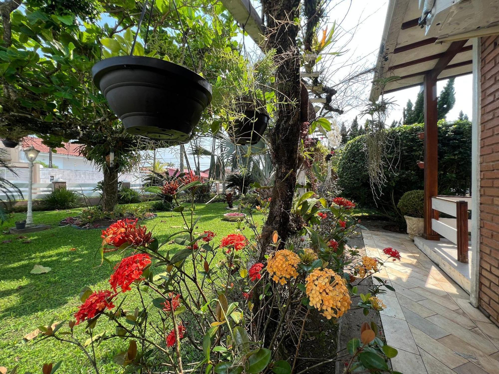 Casa agradável com piscina, a poucos passos da Praia Peruíbe Exterior foto