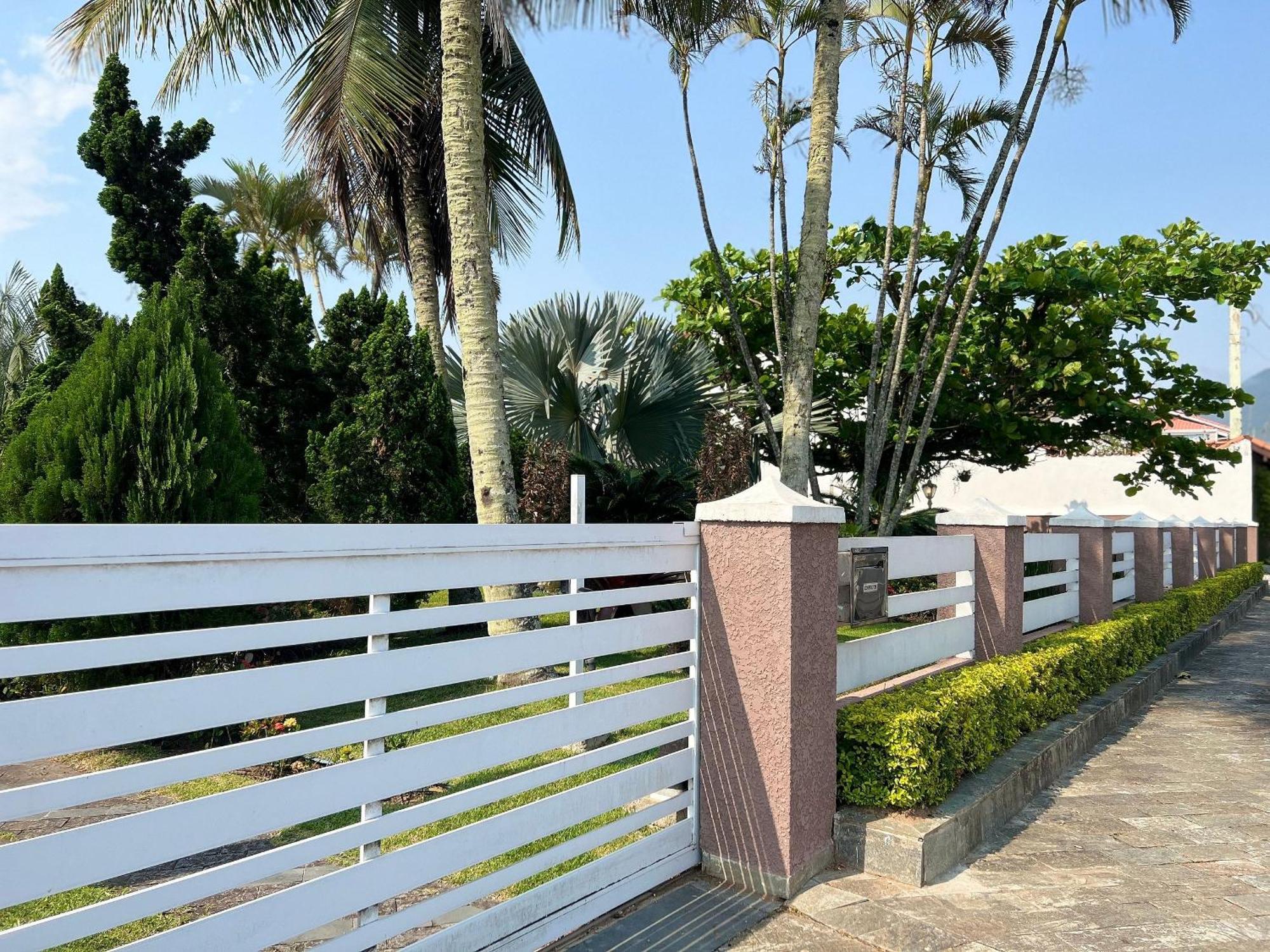 Casa agradável com piscina, a poucos passos da Praia Peruíbe Exterior foto